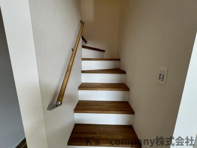 ◎茅ヶ崎市西久保　新築戸建　B棟の内装|手すり付き階段♪