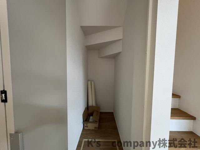 ◎茅ヶ崎市西久保　新築戸建　B棟の内装|階段下収納でお掃除道具など収納できます◇