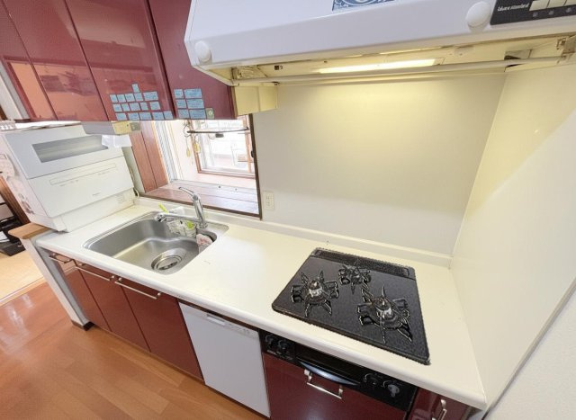システムキッチン：自動食洗器/3口コンロ/グリル/浄水機能付き/シャワーホース付き
※CG加工で家具などを消しています。実際とは異なりますのでご了承ください