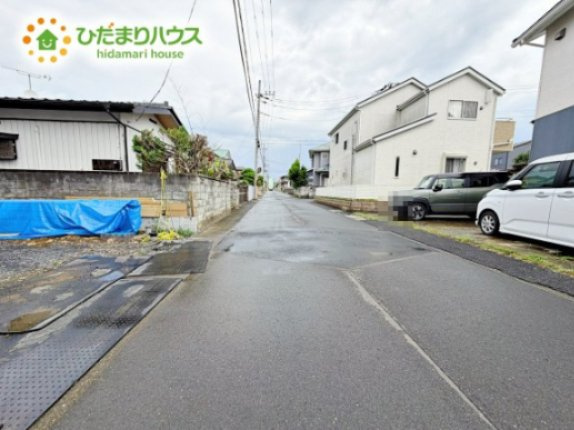 【前面道路含む現地写真】 | 水戸市見川3期　新築戸建　2号棟 | 繁華街のようなにぎやかさがないため、車の音や話し声が少なく、静かな生活を望む人に適している閑静な住宅地！