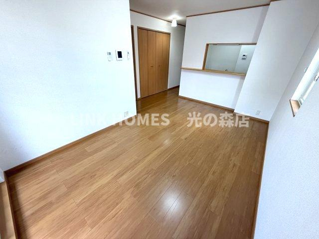 菊池郡菊陽町花立１丁目のアパートの居間・リビング|こちらのリビングで趣味の時間をお楽しみください
