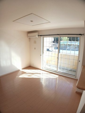 菊池郡菊陽町花立３丁目のアパートの居間・リビング