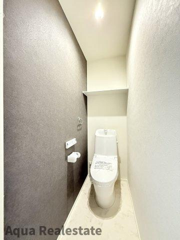オール電化デザイナーズハウス丸亀市前塩屋町②のトイレ|シャワー洗浄機能付きのトイレは、清潔感が印象的な空間ですね。　※同仕様の施工事例です
