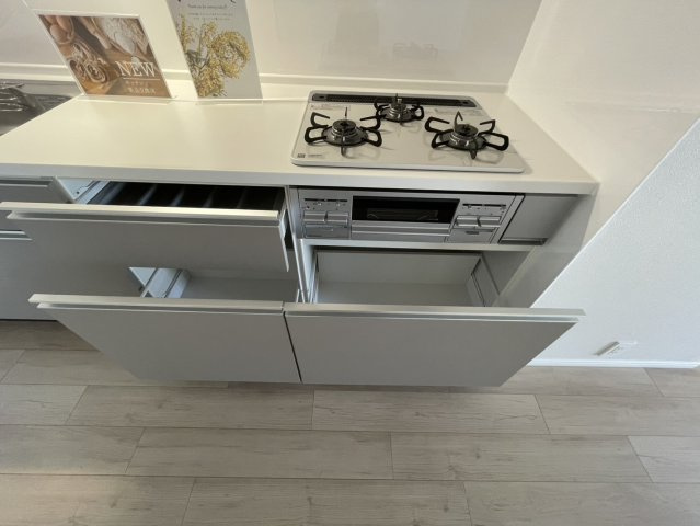 日商岩井芦屋マンションのキッチン|3口コンロに収納もたっぷり。