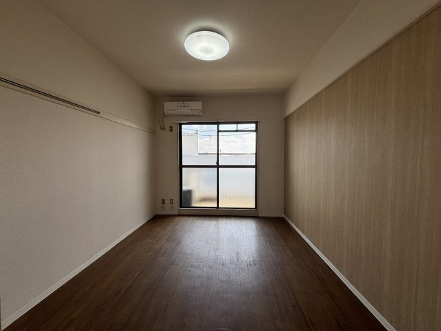 プレステージ・Eの洋室|居室の壁１面はおしゃれなアクセントクロス仕様