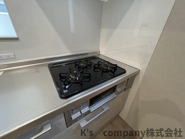◎茅ヶ崎市西久保　新築戸建　C棟のキッチン|同時進行ができる3口コンロ♪