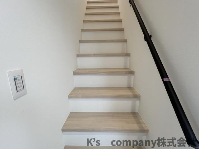 ◎茅ヶ崎市西久保　新築戸建　D棟の内装|手すり付き階段♪
