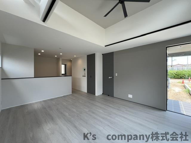 ◎茅ヶ崎市西久保　新築戸建　D棟の居間・リビング|シーリングファンでお部屋全体に心地よい空気を回してくれます◇