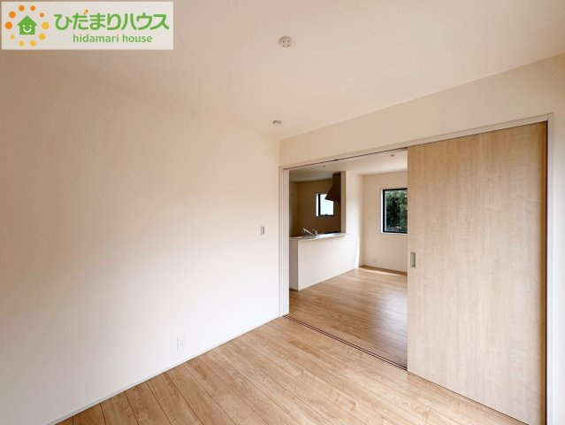 ひたちなか市中根9期　新築戸建　2号棟の洋室|リビングに隣接している洋室は、お子様の遊び場や家事スペースにも大活躍です☆