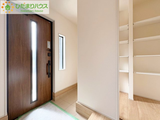 ひたちなか市中根9期　新築戸建　2号棟の玄関|"シューズクローク付きでレインコートやベビーカー、ゴルフバッグなど大きな荷物を置け、
いつでも玄関を綺麗に保てます(*^-^*)"