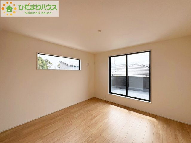 ひたちなか市中根9期　新築戸建　2号棟の寝室|バルコニーに面していて、たっぷり光りの入る明るい主寝室です！