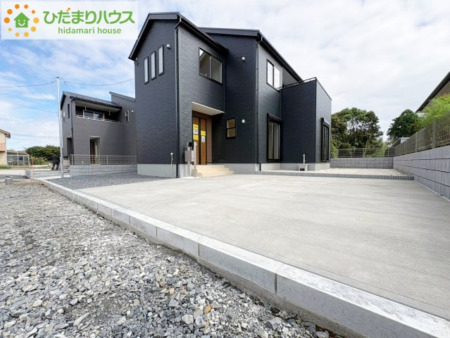 ひたちなか市中根9期　新築戸建　2号棟の駐車場|カースペース３台ＯＫ！前面道路も幅が広いため車庫入れも安心です(^^)/
