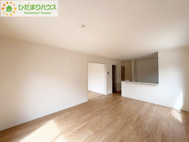ひたちなか市中根9期　新築戸建　2号棟の居間・リビング|家族の集まるLDKは広々16帖！贅沢な空間を演出！
