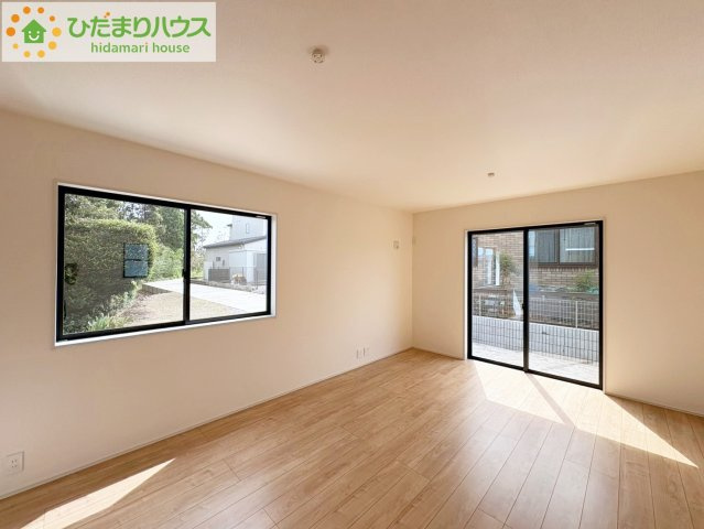 ひたちなか市中根9期　新築戸建　2号棟の居間・リビング|リビング大きな窓からは、暖かな日の光が降り注ぎます・・・