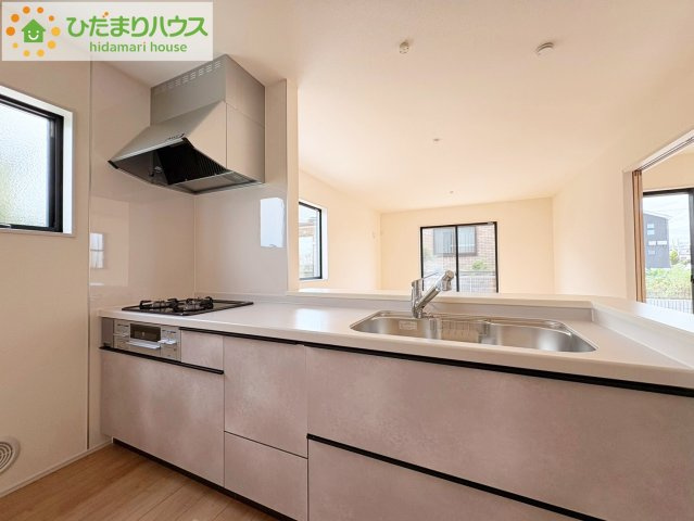 ひたちなか市中根9期　新築戸建　2号棟のキッチン|リビングを見渡せるキッチンはお子様を見ながらでも料理が出来て安心ですね☆