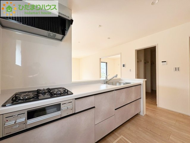 ひたちなか市中根9期　新築戸建　2号棟のキッチン|3口コンロでお料理する時間も短くなりそうですね(*‘∀‘)