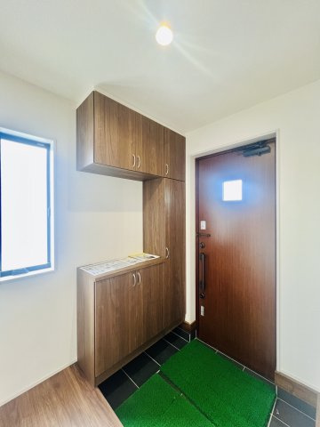 前橋市上増田町の玄関|大容量の下駄箱収納！ご家族の履物がスッキリ片付き、急な来客も安心です♪
