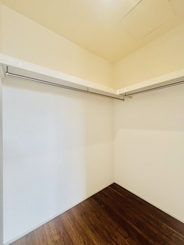 前橋市上増田町の収納|主寝室に設置された収納の自由度が高いウォークインクローゼット♪
