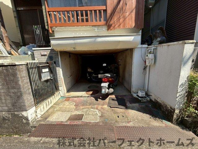 津田元町3丁目戸建の駐車場|外観は落ち着いています