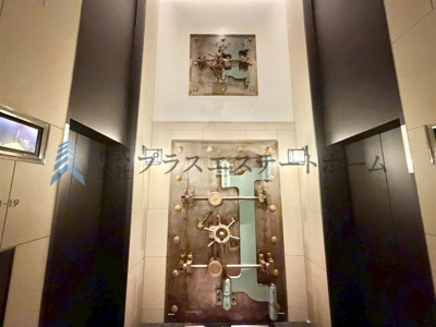 【その他共用部分】 | ザ・パークハウス神戸タワー | エレベーターホールには1900年竣工旧三菱銀行神戸支店の金庫がオブジェに♪