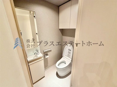 【トイレ】 | ザ・パークハウス神戸タワー | 温水洗浄便座付きで、通年快適に利用できます。棚があるので、ペーパー類や掃除用具などをすっきりと収納できます♪