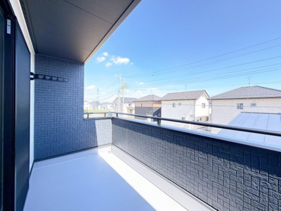 【バルコニー】 | 伊勢崎市三室町　新築住宅 | 雨の日も安心なインナーバルコニー。
洗濯物を気にせずにお出かけできます。