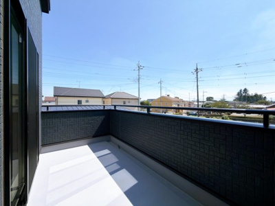 【バルコニー】 | 伊勢崎市三室町　新築住宅 | 日差したっぷりルーフバルコニー。
グリーンを飾ったりチェアを置いて読書を楽しむなど、自分だけのアウトドアリビングとしても活用できます。