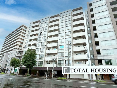 【外観】 | ノースビラ円山 | 周辺の穏やかな住宅街に溶け込みながらも、しっかりとした佇まいと落ち着いた色合いが安心感を与えるマンションです。