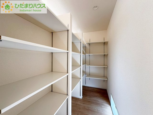 ひたちなか市中根9期　新築戸建　3号棟の収納|キッチン裏に大型の収納スペースがありキッチン周りがすっきりと片付きます♪