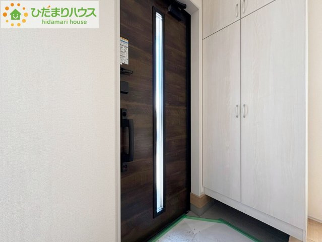ひたちなか市中根9期　新築戸建　3号棟の玄関|毎日「行ってきます」「ただいま」をいう玄関は小窓付で、明るく光が差し込みます。