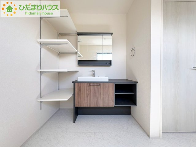 ひたちなか市中根9期　新築戸建　3号棟の独立洗面台|ゆったりとした洗面所には棚を完備！タオルや洗剤をしまえます(^^)/