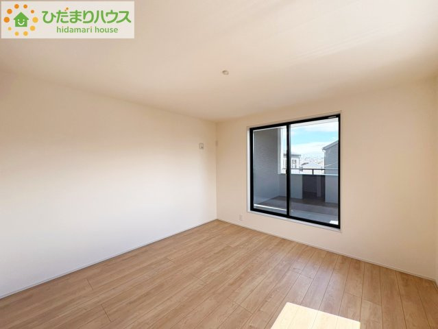 ひたちなか市中根9期　新築戸建　3号棟の寝室|バルコニーに面していて、たっぷり光りの入る明るい主寝室です！