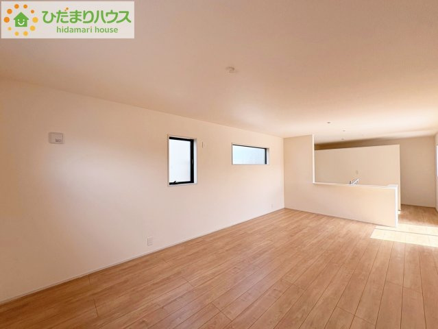 ひたちなか市中根9期　新築戸建　3号棟の居間・リビング|家族の集まるLDKは広々23.5帖！贅沢な空間を演出！