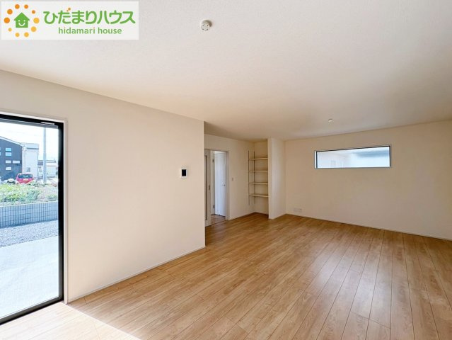 ひたちなか市中根9期　新築戸建　3号棟の居間・リビング|リビング大きな窓からは、暖かな日の光が降り注ぎます・・・