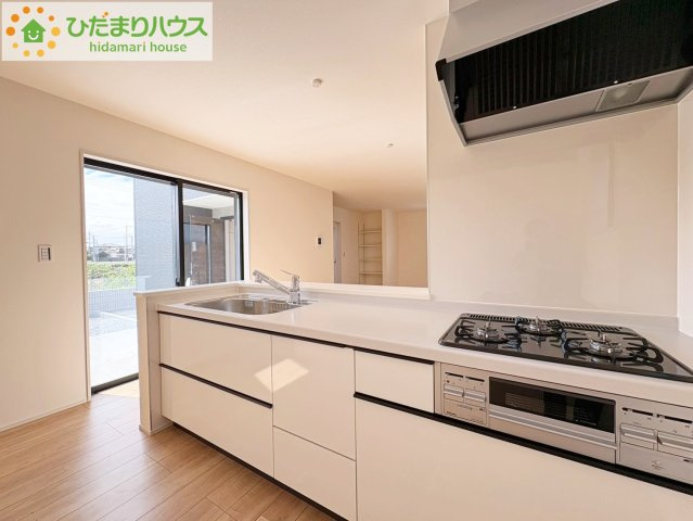 ひたちなか市中根9期　新築戸建　3号棟のキッチン|3口コンロでお料理する時間も短くなりそうですね(*‘∀‘)