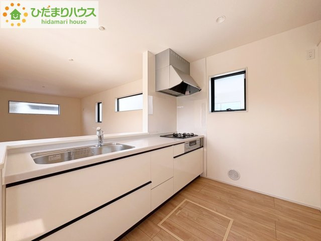 ひたちなか市中根9期　新築戸建　3号棟のキッチン|カウンターは少し高くなってますので、手元が隠れて来客からは見えにくくなってます♪