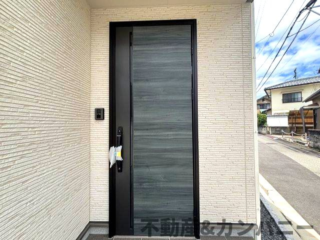 土居町新築分譲住宅　の玄関|明るい玄関です