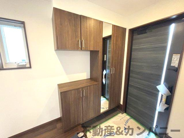 土居町新築分譲住宅　の玄関|コの字型収納鏡付きです