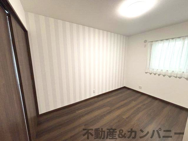 土居町新築分譲住宅　の洋室|アクセントクロスが印象的な洋室です