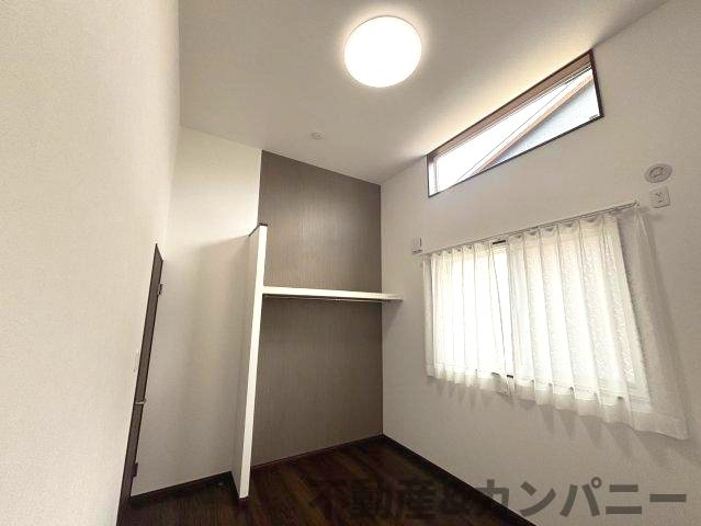 土居町新築分譲住宅　の洋室|高い位置の窓が印象的な洋室です