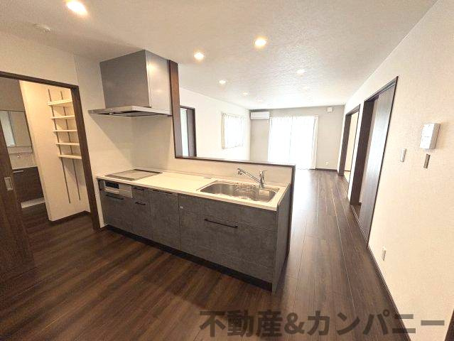 土居町新築分譲住宅　の居間・リビング|キッチンからみたリビングです