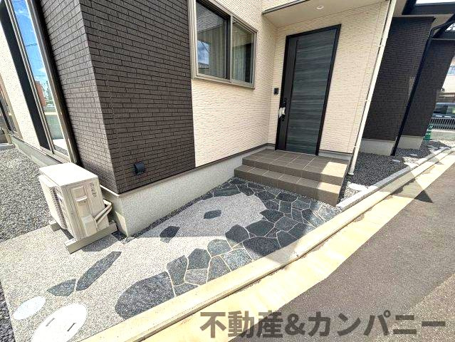 土居町新築分譲住宅　のその他|オシャレなアプローチです