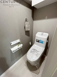 温水洗浄便座付トイレは温水洗浄機能により、暖かい水でおしりを洗浄することができ、冷たい水を使う従来の便座に比べ、温水洗浄機能で暖かいトイレを提供し、快適な使用を可能にします。