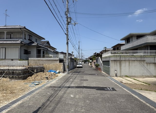 和泉市光明台2丁目新築戸建1号棟の前面道路含む現地写真
