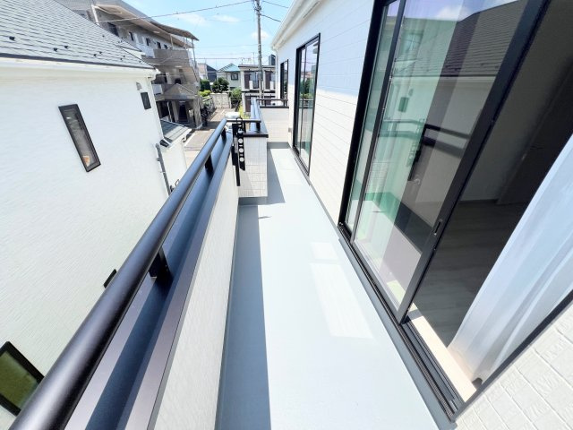 武蔵村山市学園4丁目　全２棟　新築戸建のバルコニー