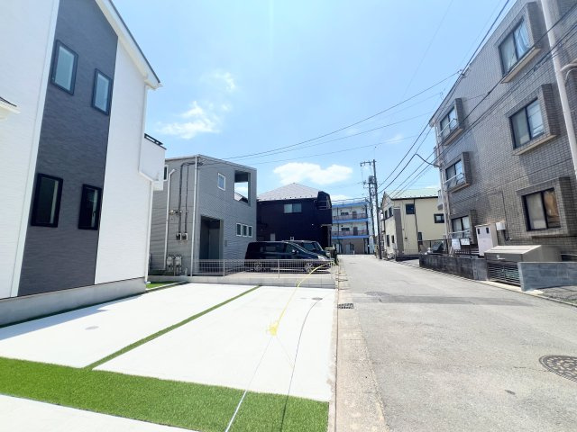 武蔵村山市学園4丁目　全２棟　新築戸建の前面道路含む現地写真