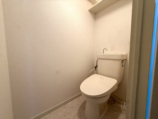 シンプルで掃除のしやすいトイレです♪