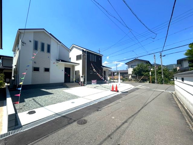 新築戸建　長野篠ノ井二ツ柳　全2棟の前面道路含む現地写真