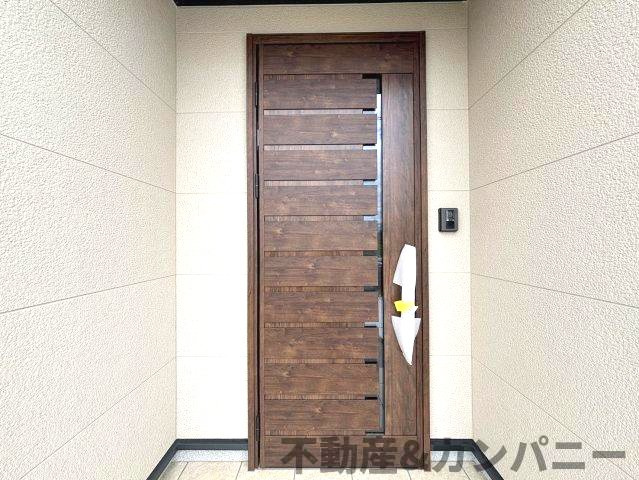 土居町新築分譲住宅　の玄関|明るい玄関です