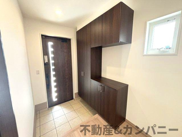 土居町新築分譲住宅　の玄関|コの字型の玄関収納です